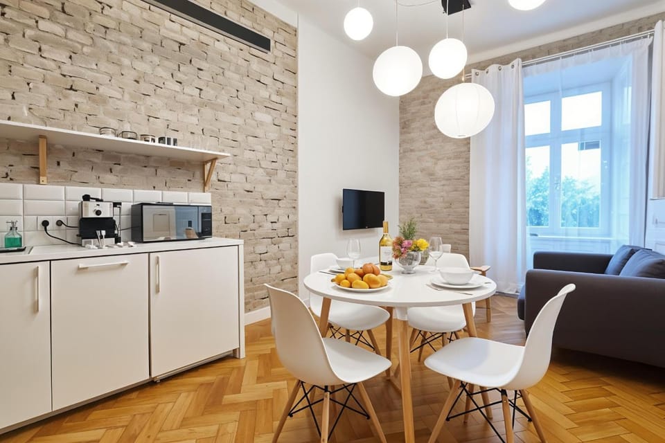 TV and multimedia, Coffee/tea facilities, Kitchen or kitchenette, Living room, Food and drinks, Seating area, Dining area, Food, minibar, oven, stove, toaster