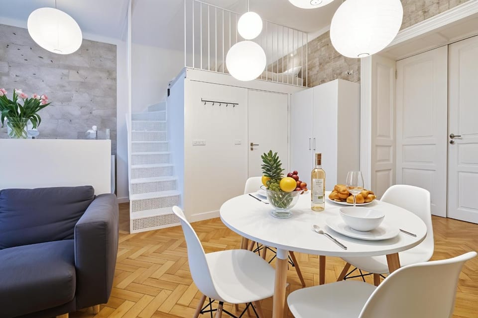 Kitchen or kitchenette, Living room, Food and drinks, Seating area, Dining area, Food