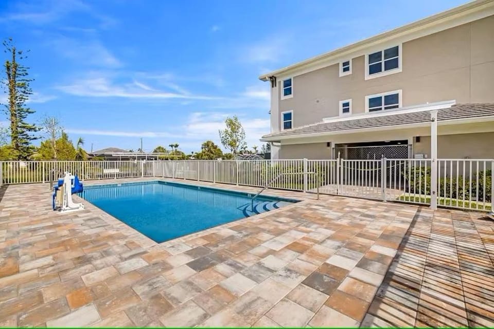 Gulf Access with Boat Slip, Heated Saltwater Pool, Dog-Friendly - Bacino Vista #204 - Roelens House in Cape Coral