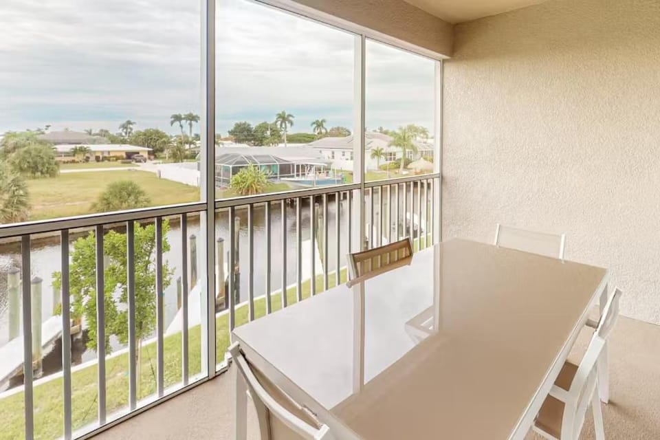 Gulf Access with Boat Slip, Heated Saltwater Pool, Dog-Friendly - Bacino Vista #203 - Roelens House in Cape Coral