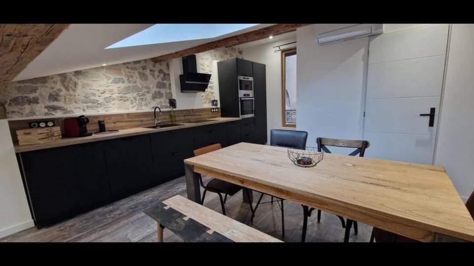 Kitchen or kitchenette, Dining area, oven, stove