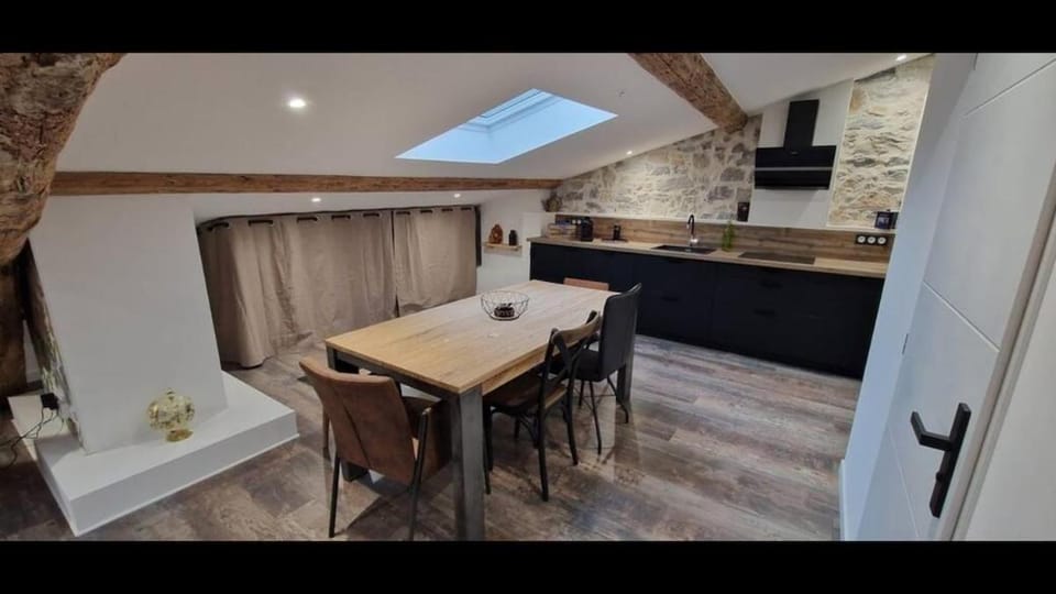 Kitchen or kitchenette, Seating area, Dining area, stove