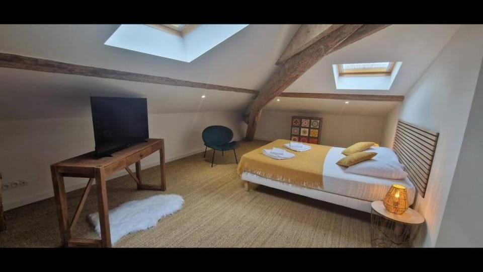 Bed, TV and multimedia, Photo of the whole room, Bedroom, towels