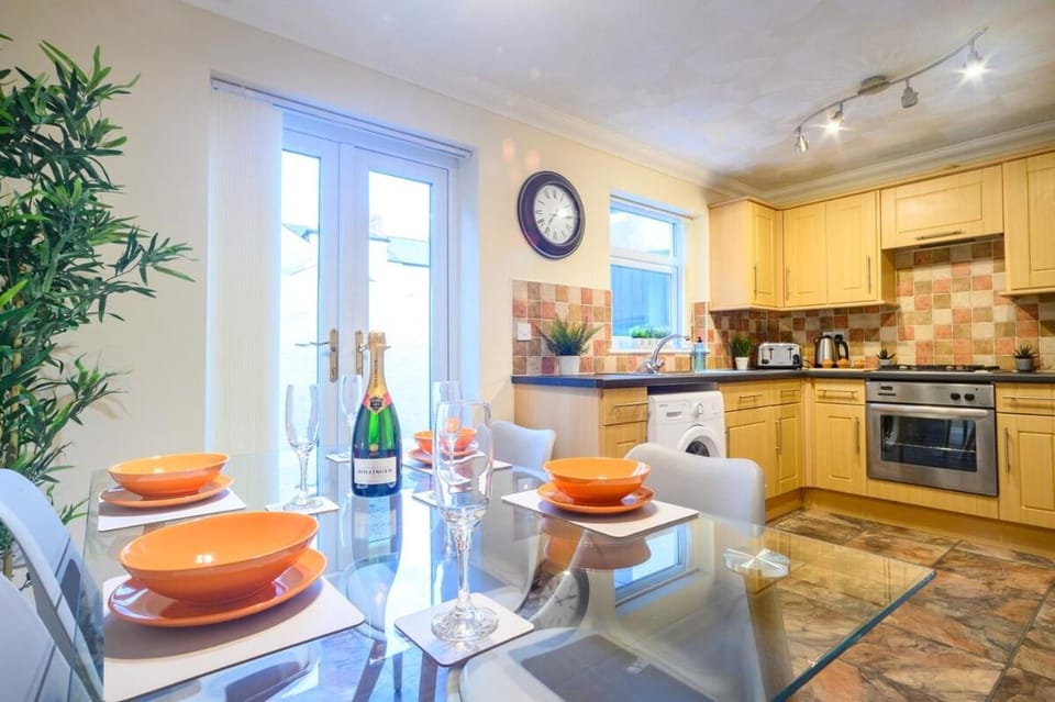 Merriotts Court - Parking - WIFI Bed and Breakfast in Newport