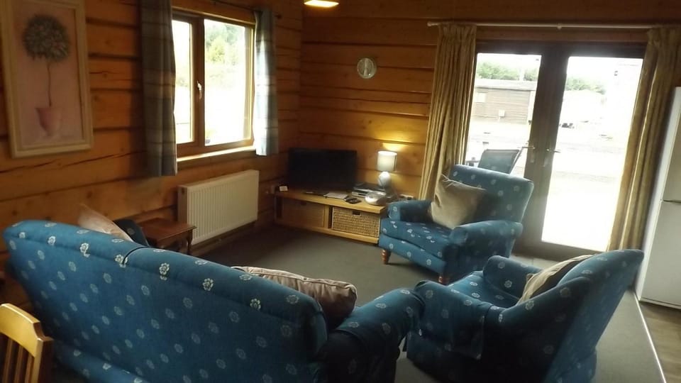 Communal lounge/ TV room, Facade/entrance, TV and multimedia, View (from property/room), Living room, Seating area, Evening entertainment
