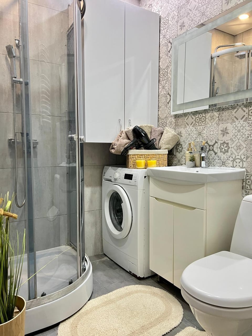 Shower, Toilet, Bathroom, towels, washing machine
