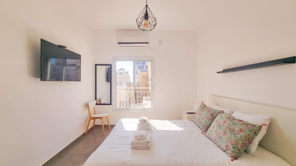 Bed, TV and multimedia, Photo of the whole room, Bedroom, towels, air conditioner