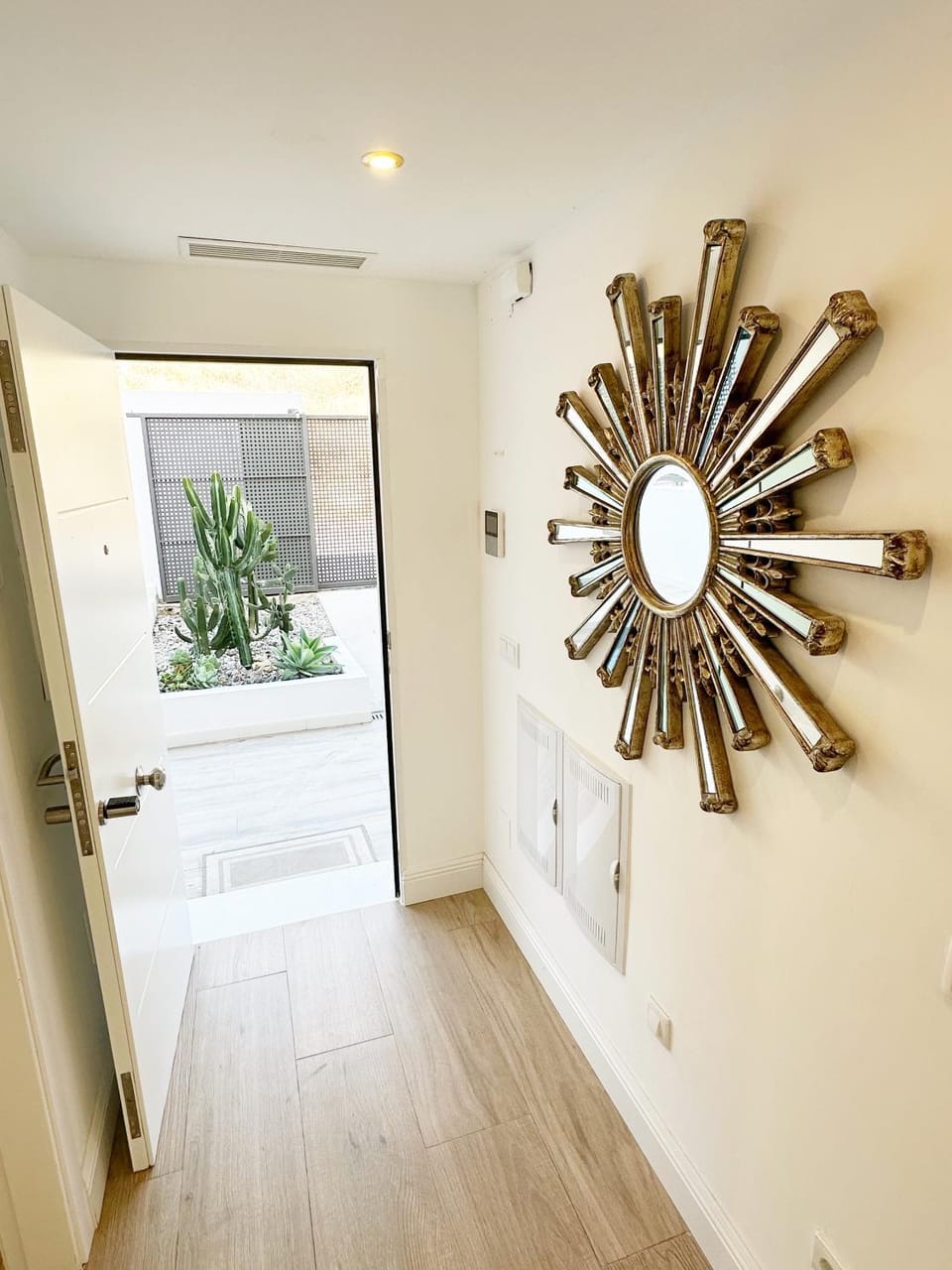 Off site, Decorative detail