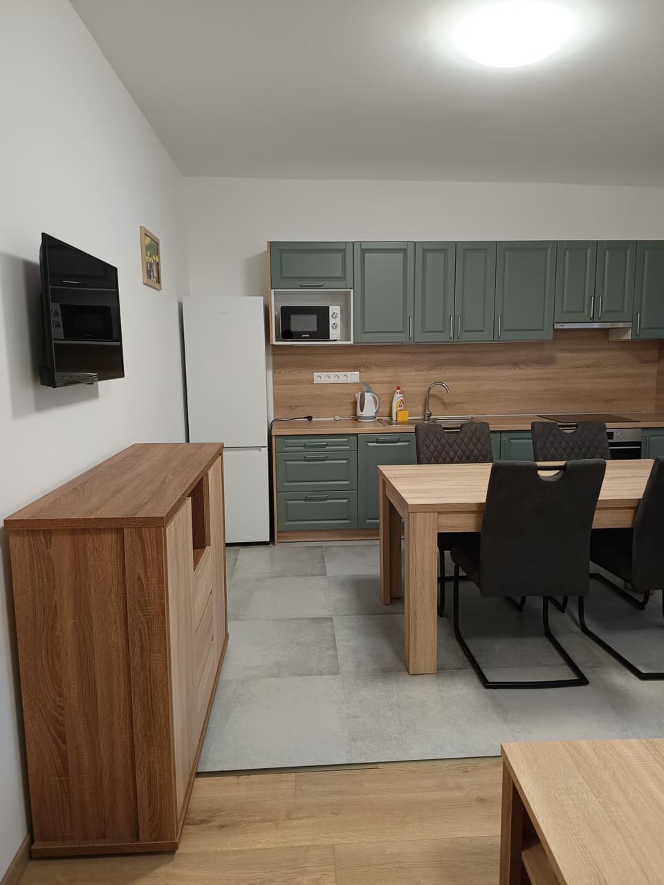 TV and multimedia, Kitchen or kitchenette, Dining area, dishwasher, microwave, oven, kitchen