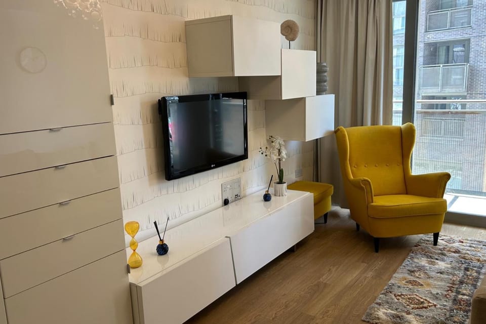 Communal lounge/ TV room, TV and multimedia, Living room, Seating area, Evening entertainment