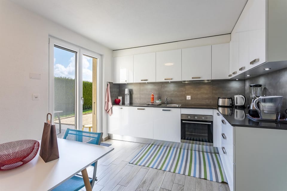 Coffee/tea facilities, Dining area, dishwasher, oven, stove, toaster