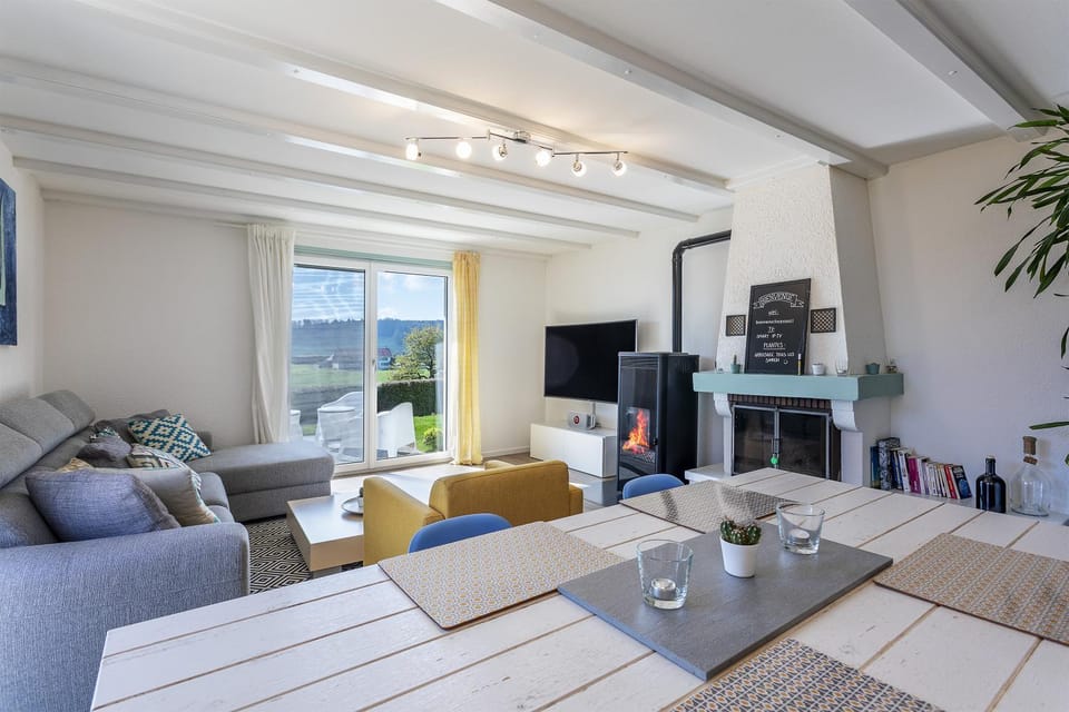 Communal lounge/ TV room, TV and multimedia, Seating area, Dining area