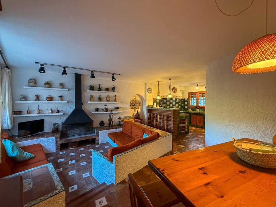 Communal lounge/ TV room, TV and multimedia, Kitchen or kitchenette, Living room, fireplace, fireplace, kitchen