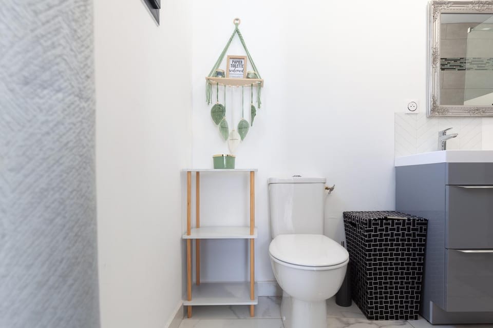 Bathroom, Living room