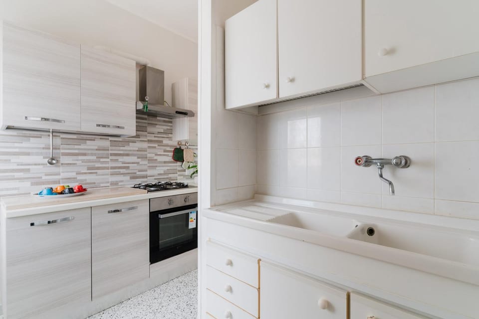Kitchen or kitchenette, dishwasher