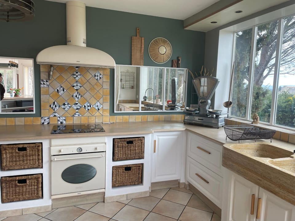 Kitchen or kitchenette, dishwasher, stove