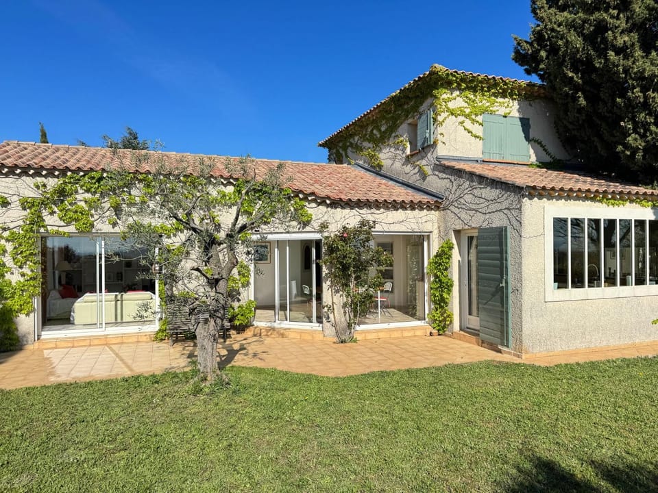 Property building, Day, Garden, Garden, Balcony/Terrace