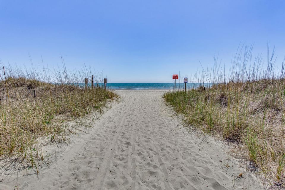 Steps to Sand: Remodeled North Myrtle Beach Condo! House in North Myrtle Beach