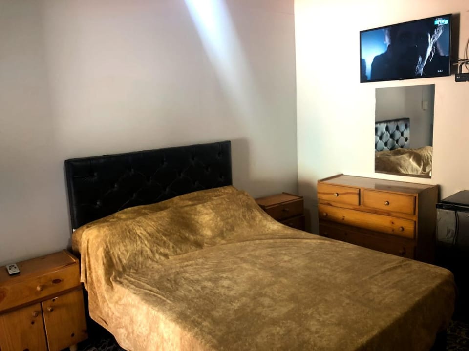 Bed, TV and multimedia, Bedroom