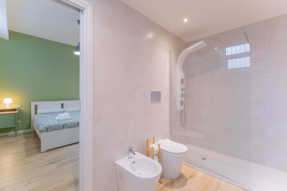 Shower, Toilet, Bed, Bathroom, Photo of the whole room, towels