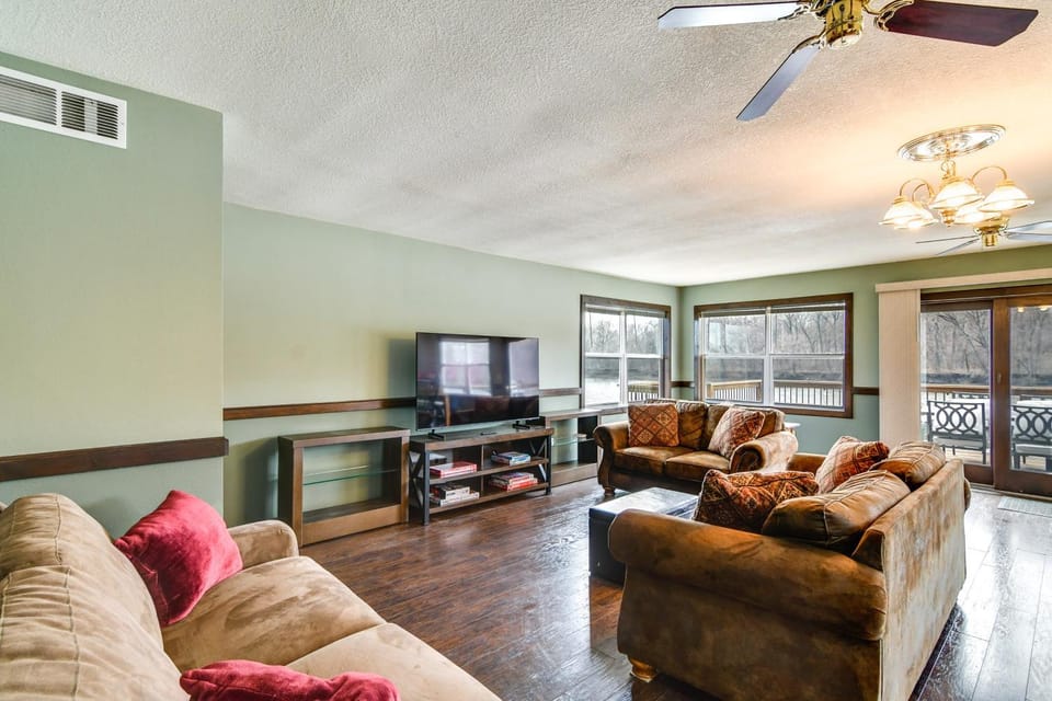 Riverfront Cabin Near Dtwn Pella w/ Game Room! Cabin in Iowa