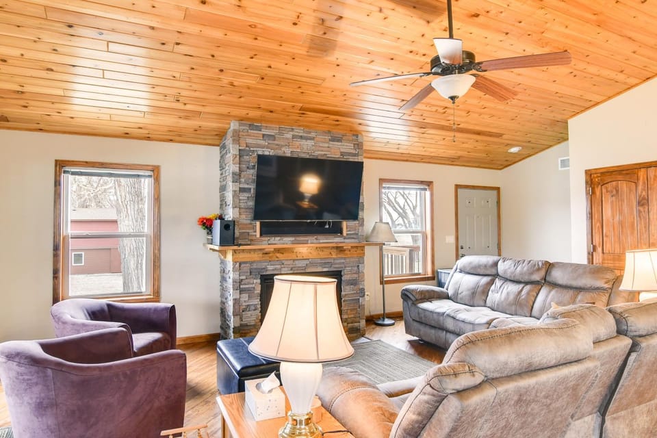 6 Mi to Dtwn Pella: Riverfront Cabin w/ Game Room! Cabin in Iowa