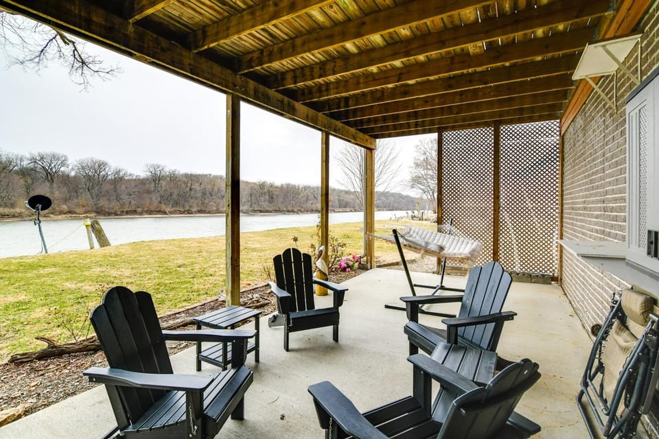 6 Mi to Dtwn Pella: Riverfront Cabin w/ Game Room! Cabin in Iowa