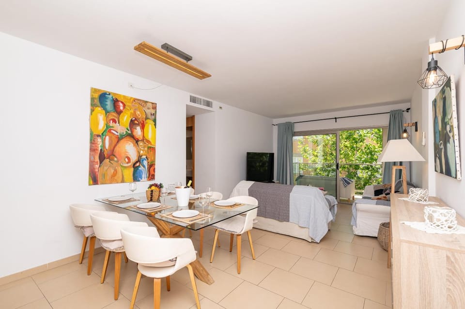 TV and multimedia, Living room, Seating area, Dining area