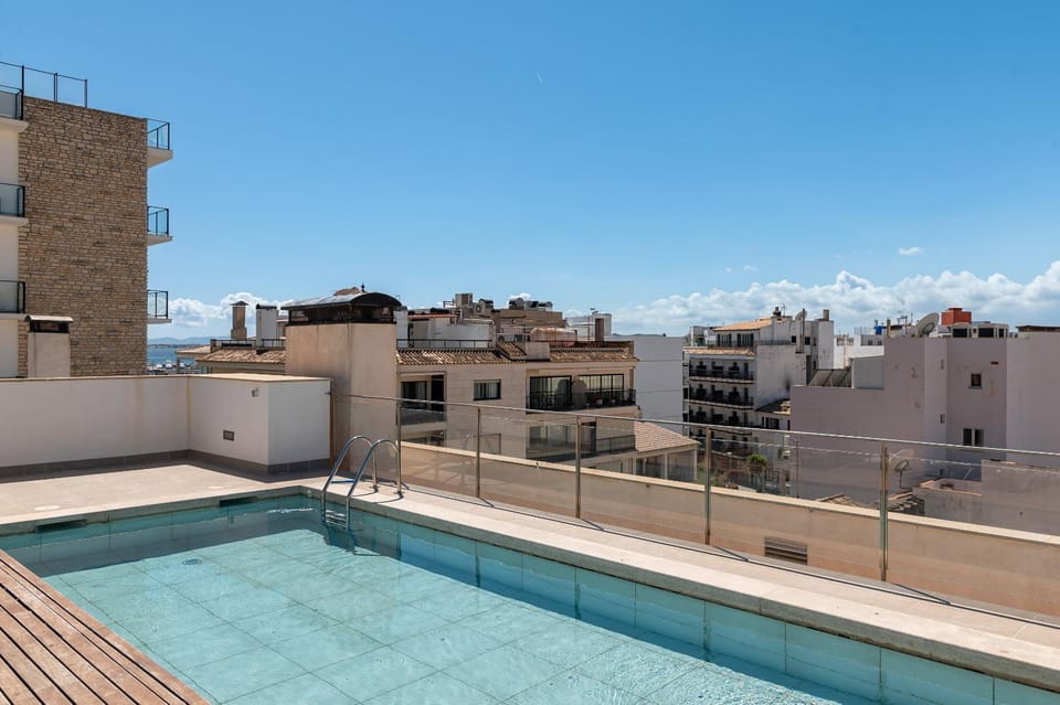 Property building, Day, Swimming pool, sunbed