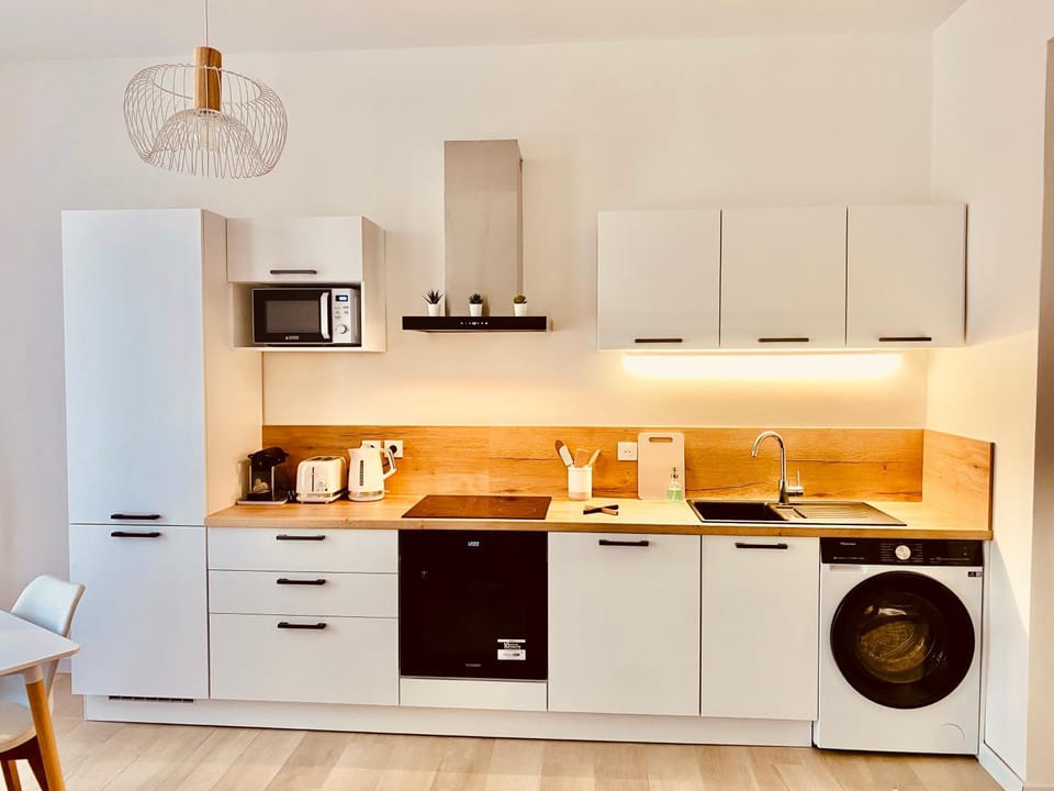 Coffee/tea facilities, Kitchen or kitchenette, dishwasher, oven, stove, toaster, washing machine, dryer