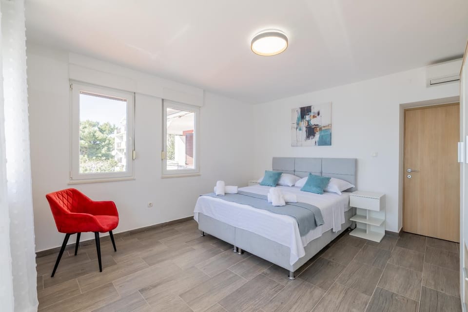 Villa Valamare -First Row to the Sea Restaurant - Family Atmosphere Bed and Breakfast in Podstrana