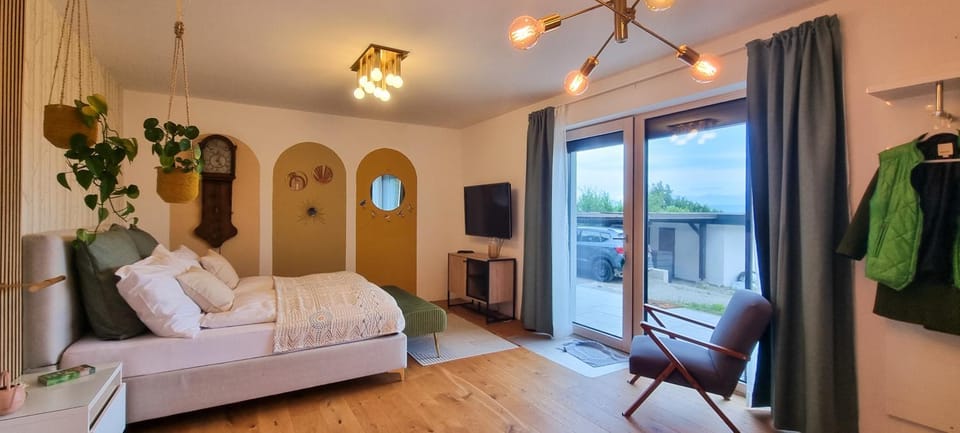 Bed, TV and multimedia, Photo of the whole room, Bedroom