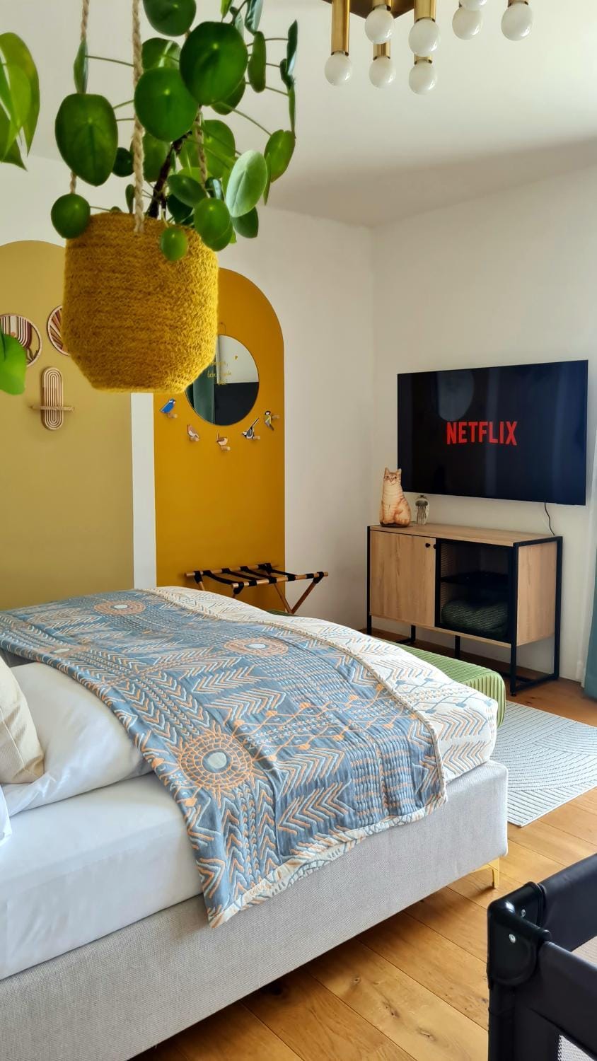 Bed, TV and multimedia, Photo of the whole room, Bedroom