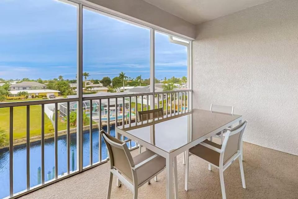 Gulf Access with Boat Slip, Heated Saltwater Pool, Dog-Friendly - Bacino Vista #207 - Roelens House in Cape Coral