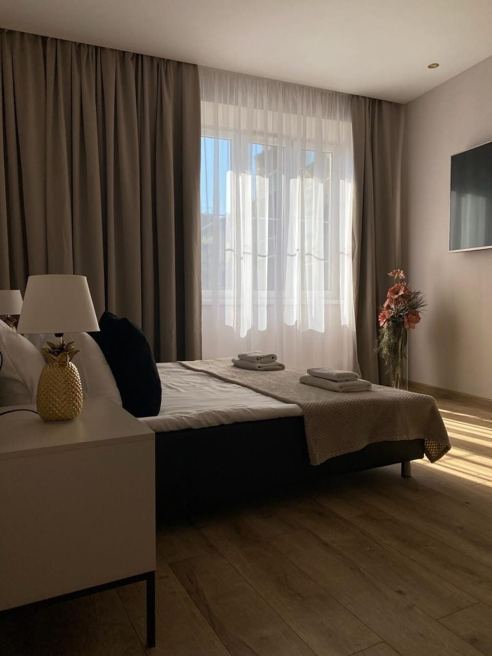 Photo of the whole room, Bedroom