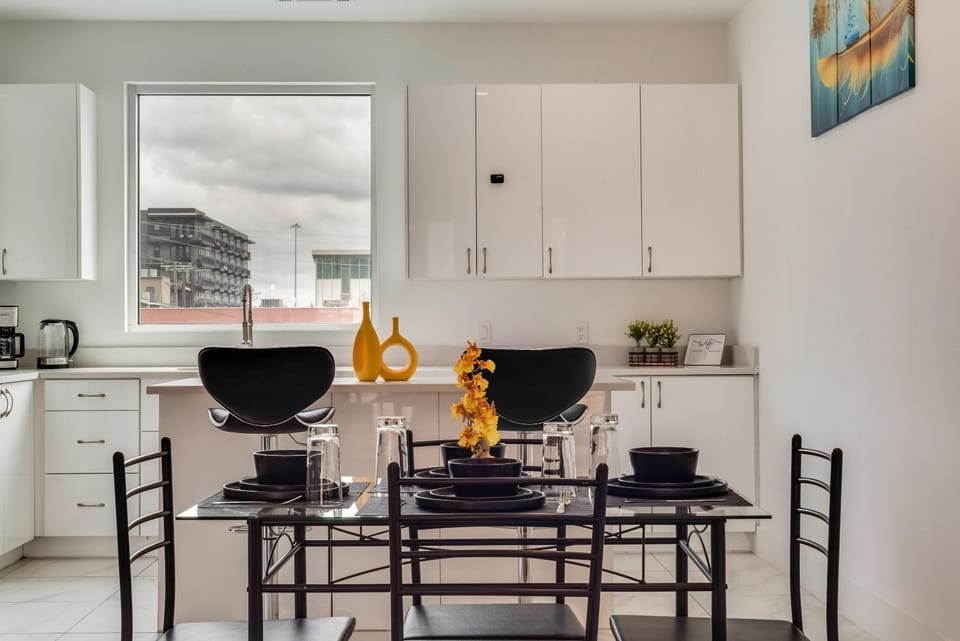 Kitchen or kitchenette, Dining area