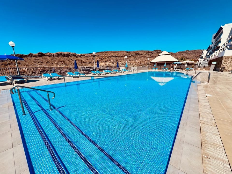 Day, Swimming pool, Swimming pool, sunbed