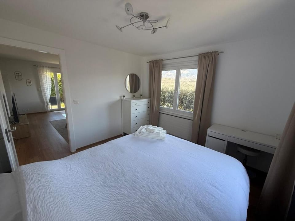 Photo of the whole room, Bedroom, towels