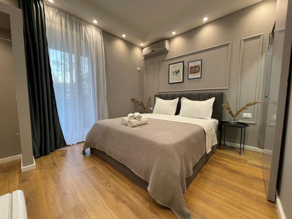 Photo of the whole room, Bedroom