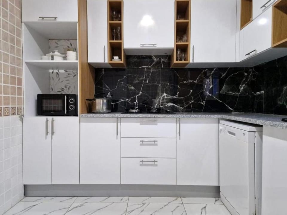 Kitchen or kitchenette, dishwasher