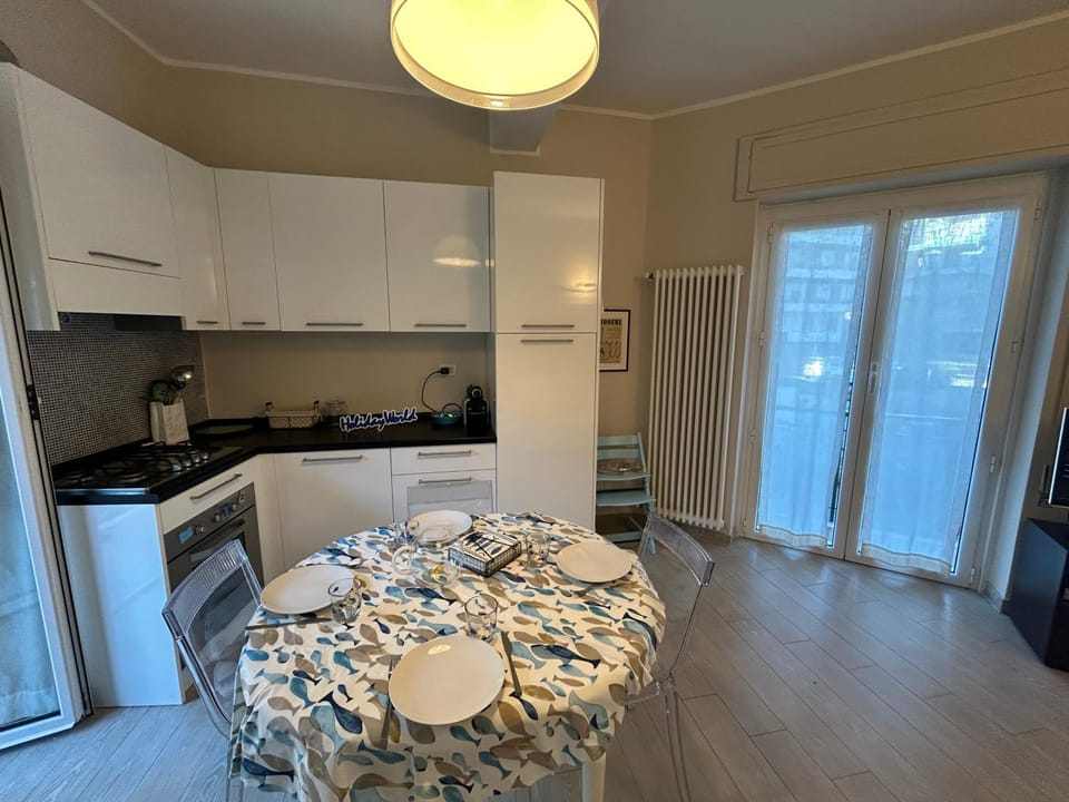 Kitchen or kitchenette, Dining area, oven, stove