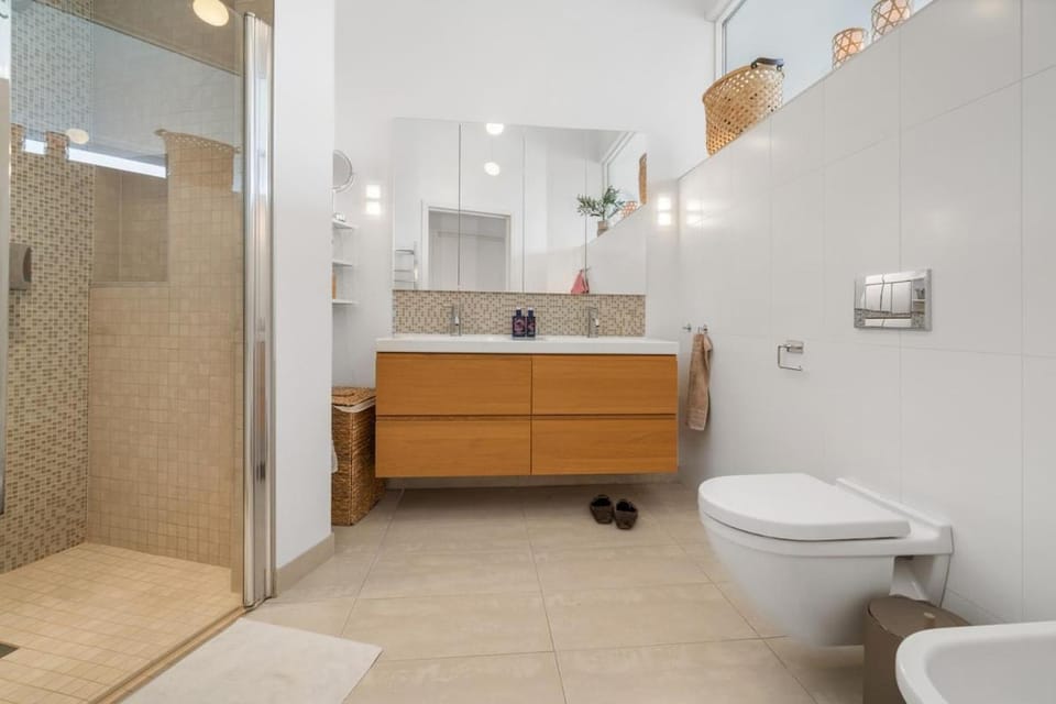 Shower, Toilet, Bathroom, bidet, towels