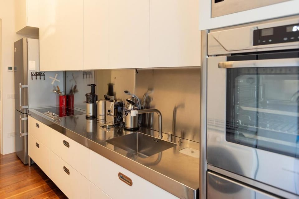 microwave, stove, kitchen