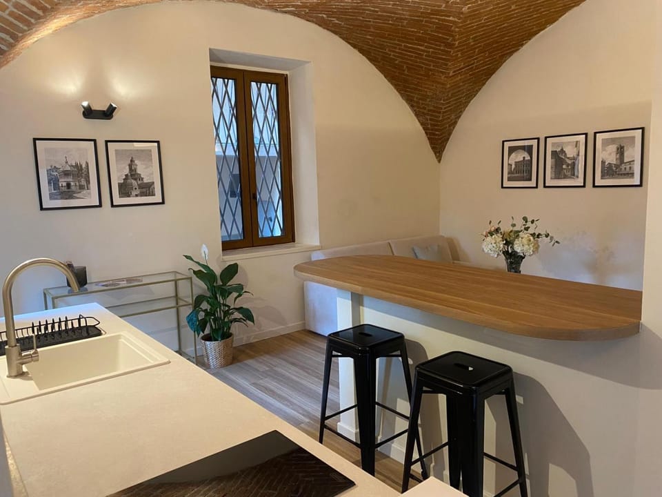 Coffee/tea facilities, Kitchen or kitchenette, Dining area, internet, air conditioner