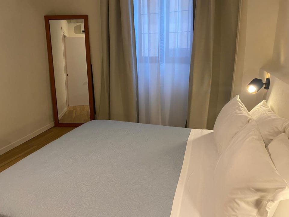 Bed, Photo of the whole room, Bedroom, internet