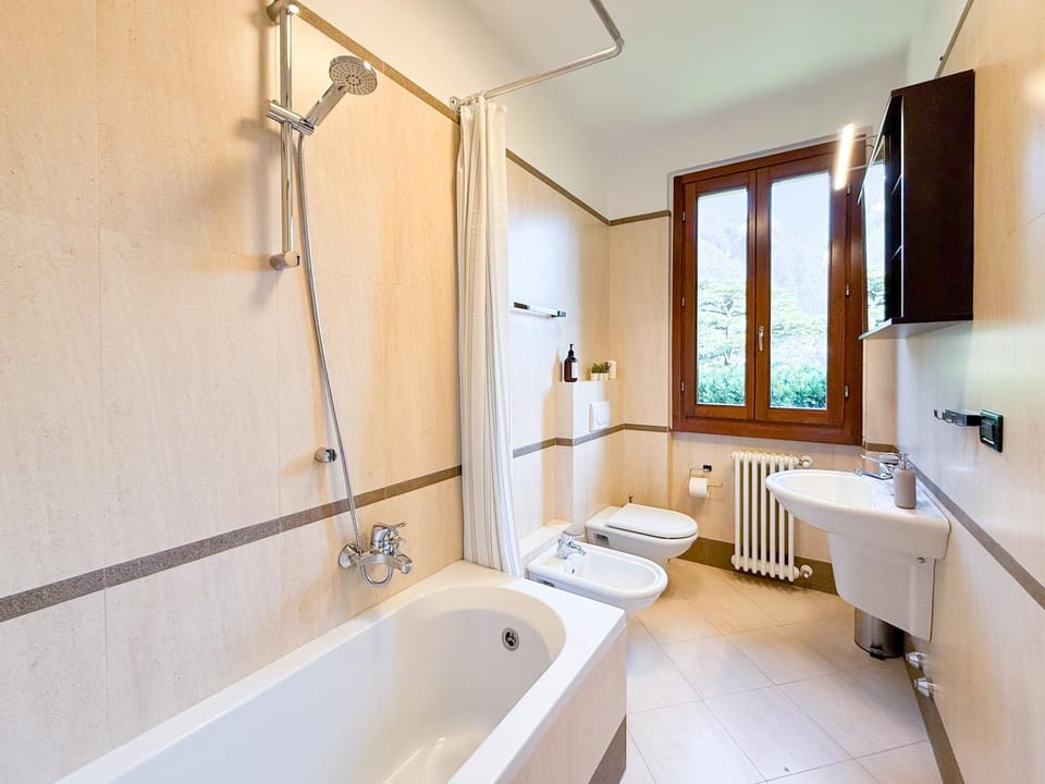 Shower, Toilet, Bathroom, Bath, bidet, towels