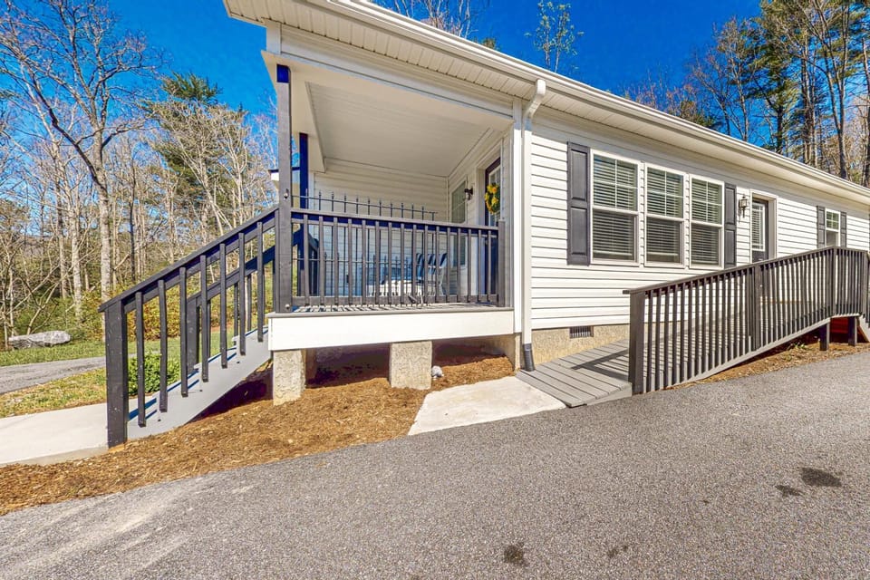 Gap Creek Cottage House in Fairview