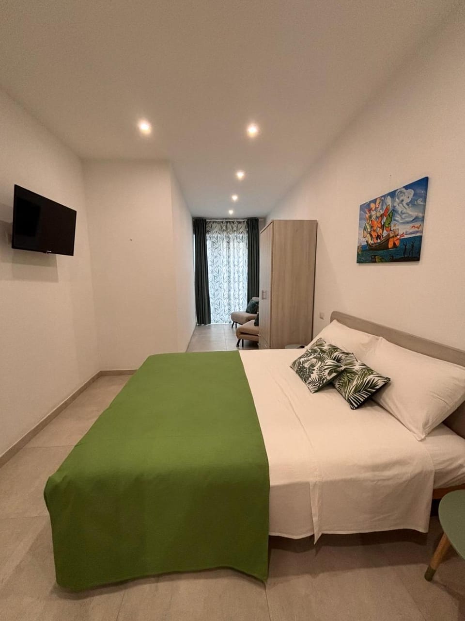 Bed, TV and multimedia, Photo of the whole room, Bedroom