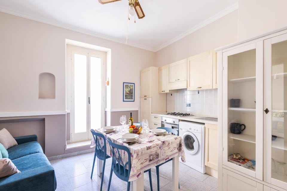 Kitchen or kitchenette, Living room, Seating area, Dining area, oven, pet friendly, stove