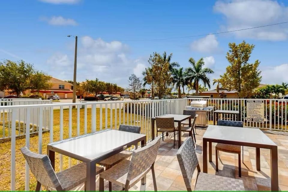 Gulf Access with Boat Slip, Heated Saltwater Pool, Dog-Friendly - Bacino Vista #302 - Roelens House in Cape Coral